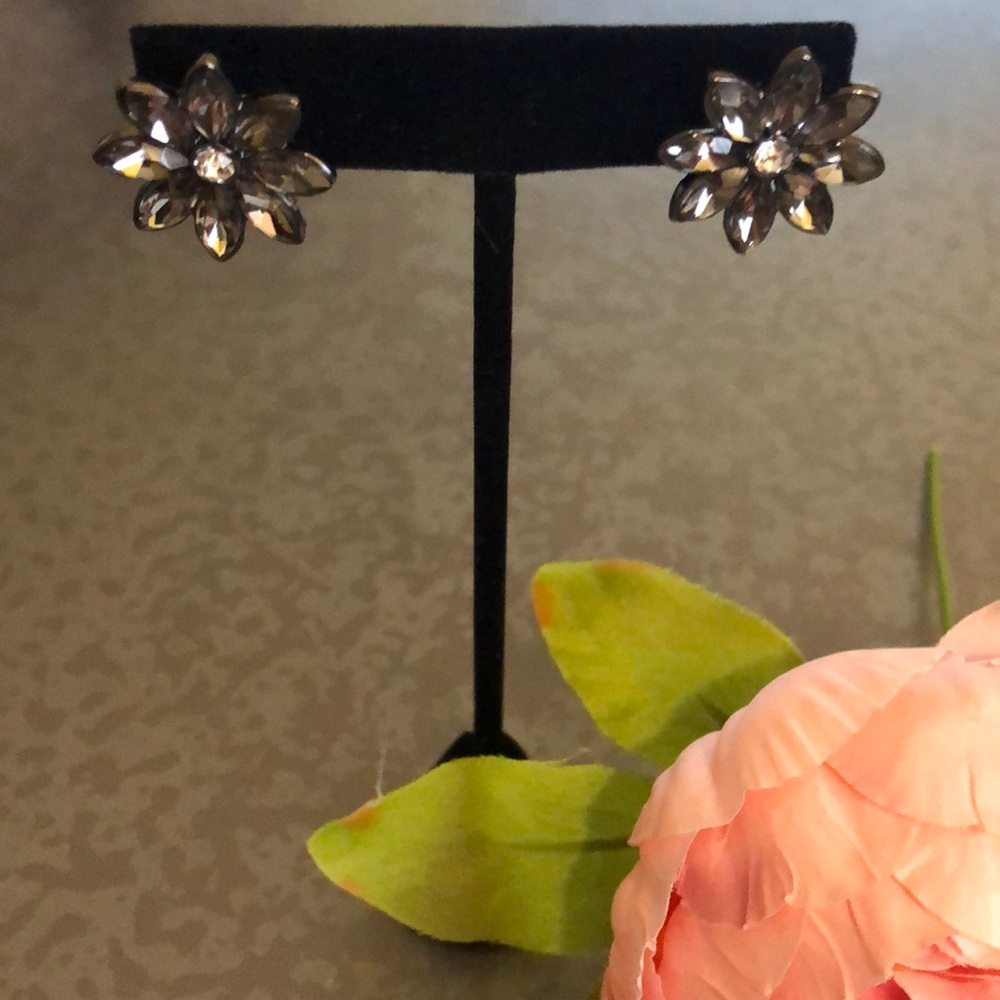 Pretty Gray Floral Earrings
